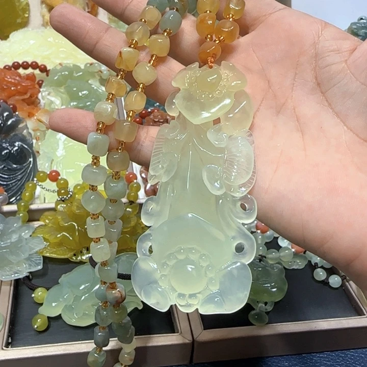 未镶嵌蛇纹石玉吊坠