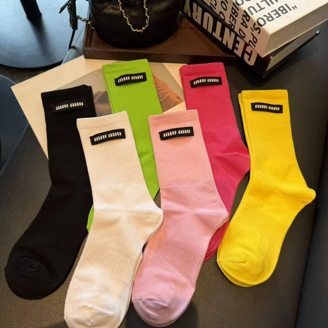 欧货多巴胺糖果色百搭潮流中筒袜运动字母布标INS外穿女袜