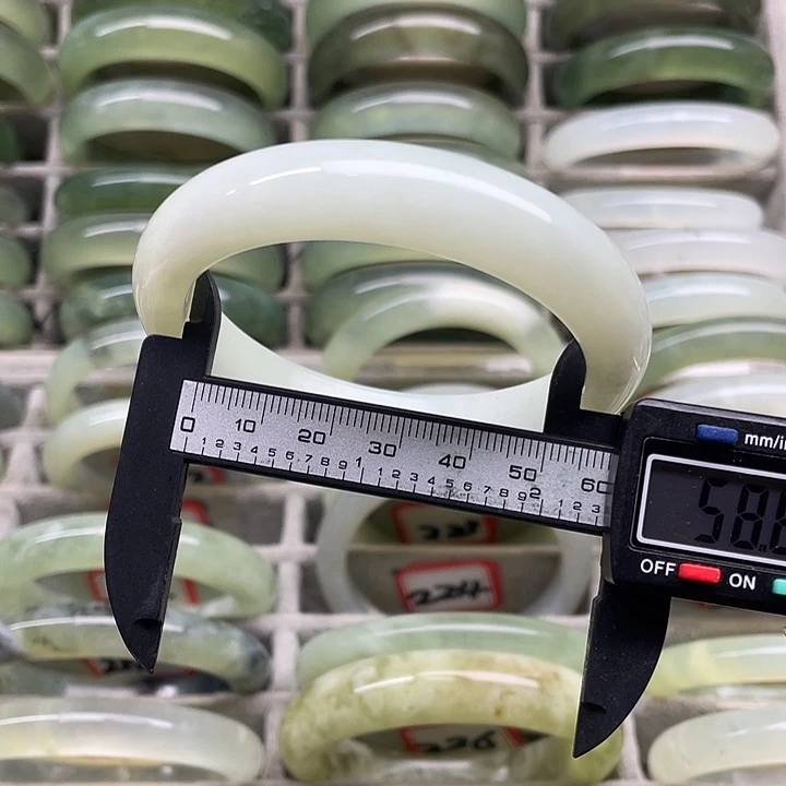 蛇纹石玉未镶嵌手镯213