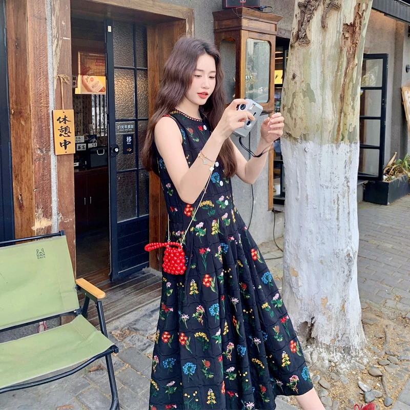 法式刺绣连衣裙女2025夏季新款复古氛围感小清新松弛感无袖背心裙