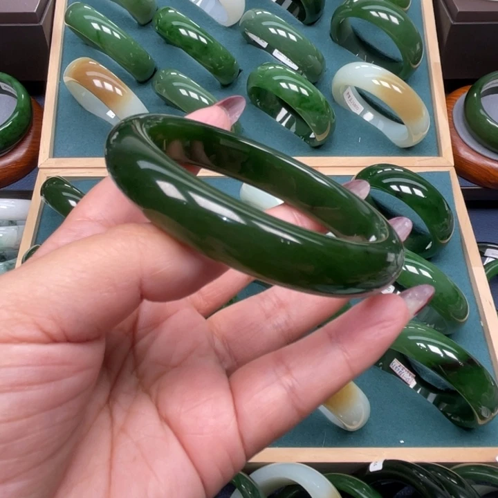 和田玉未镶嵌手镯