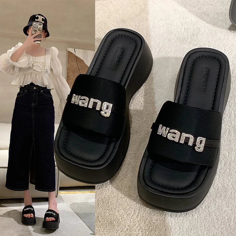 黑色松糕厚底水钻字母一字拖鞋女鞋子2025夏季沙滩高级感凉拖凉鞋