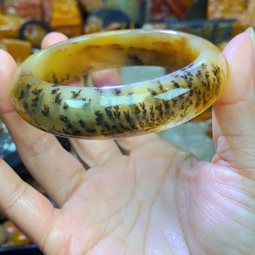 未镶嵌石英质玉（黄龙玉）颈饰