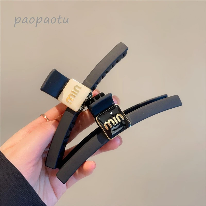 大牌风字母款大抓夹磨砂简约复古风高级感发卡甜酷卡子头饰女质感