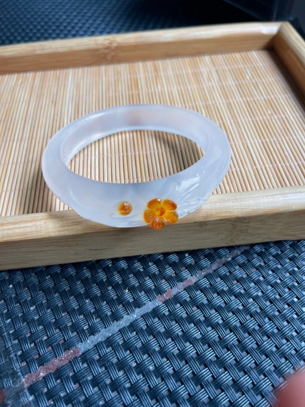 天然玛瑙手工雕刻的梅花手镯