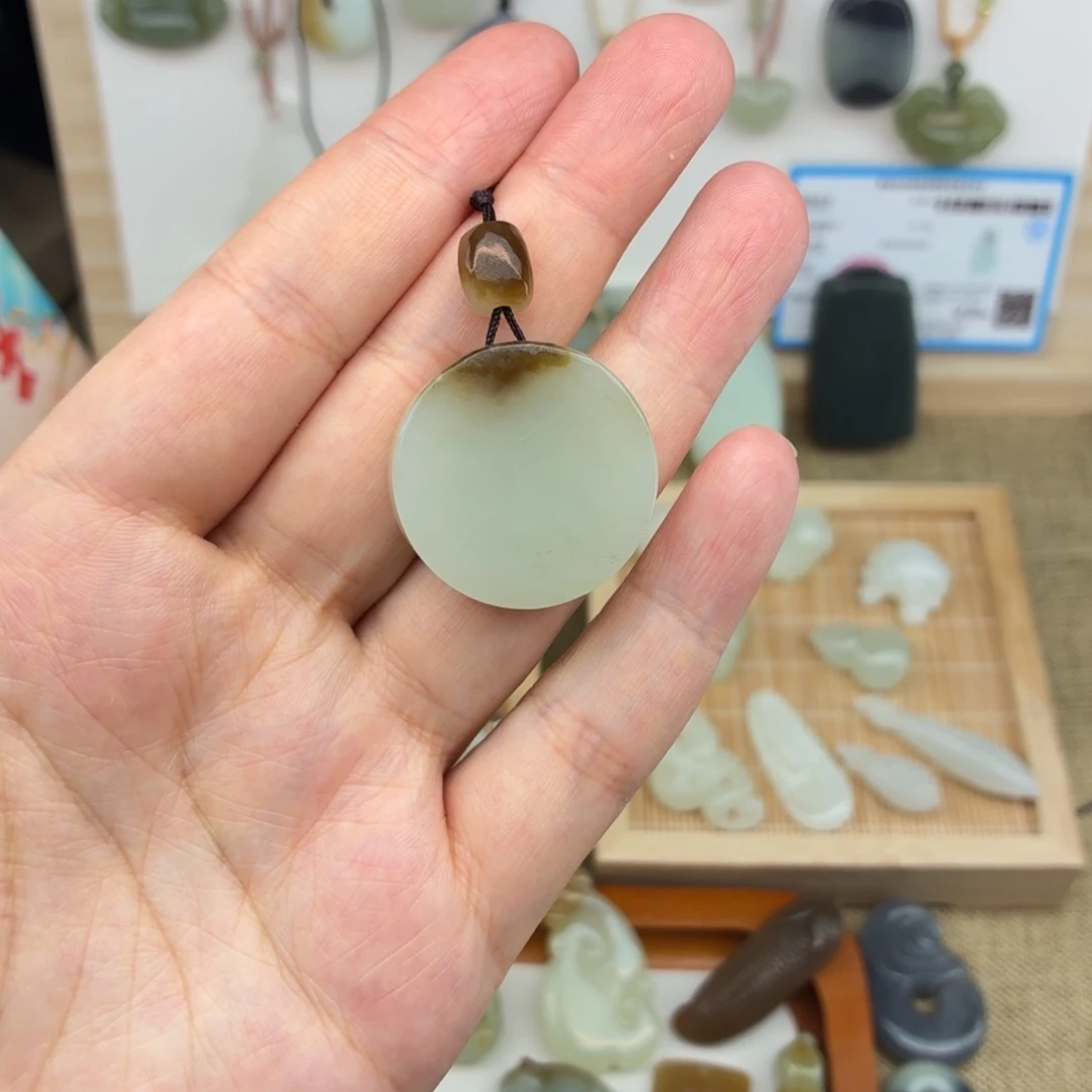 和田玉未镶嵌颈饰且末糖圆形无事牌