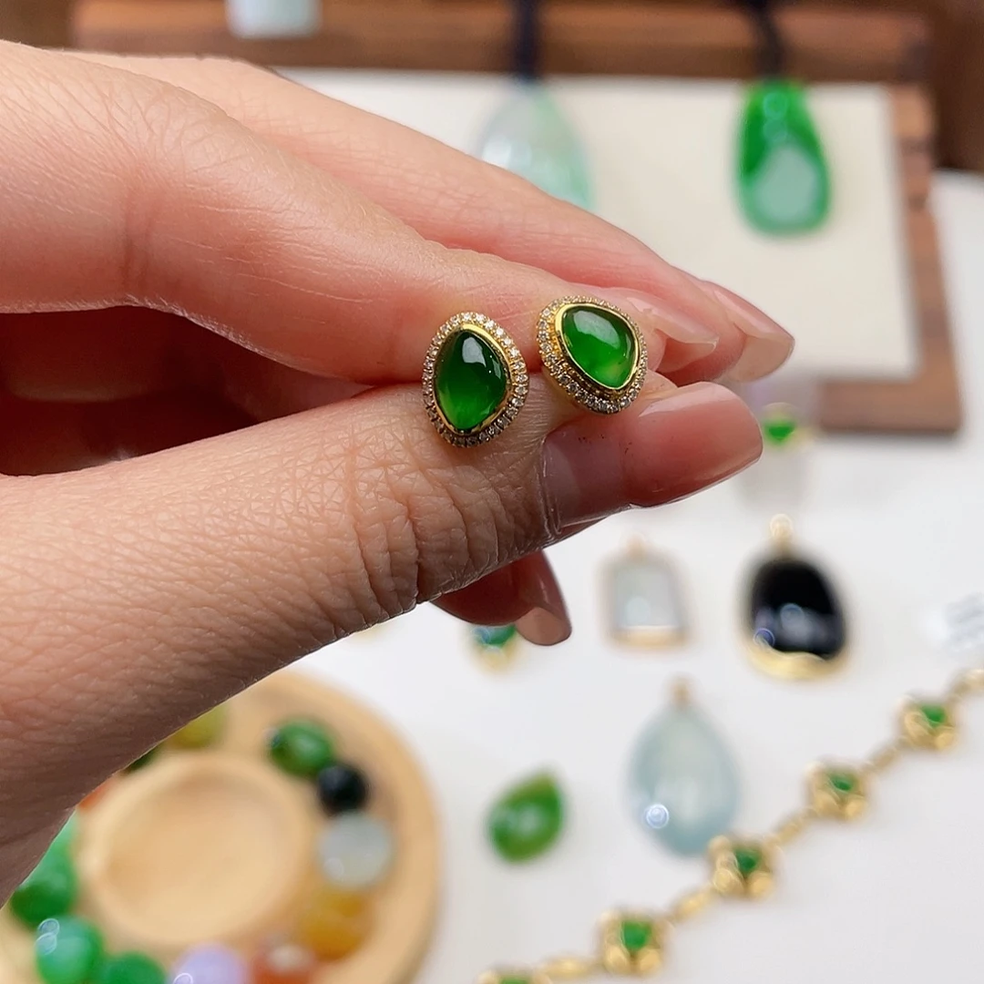 翡翠18K金镶嵌耳饰帝王绿耳钉