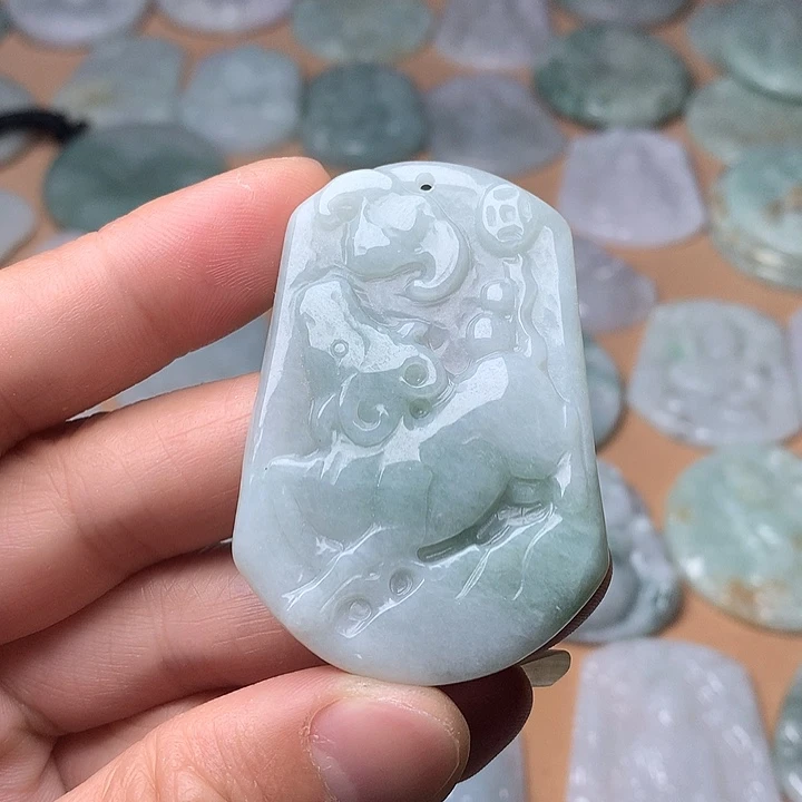 翡翠未镶嵌颈饰牛