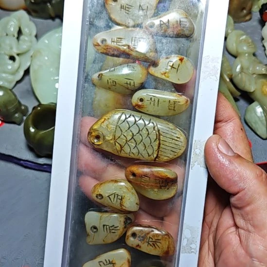 颈饰未镶嵌和田玉翻**起