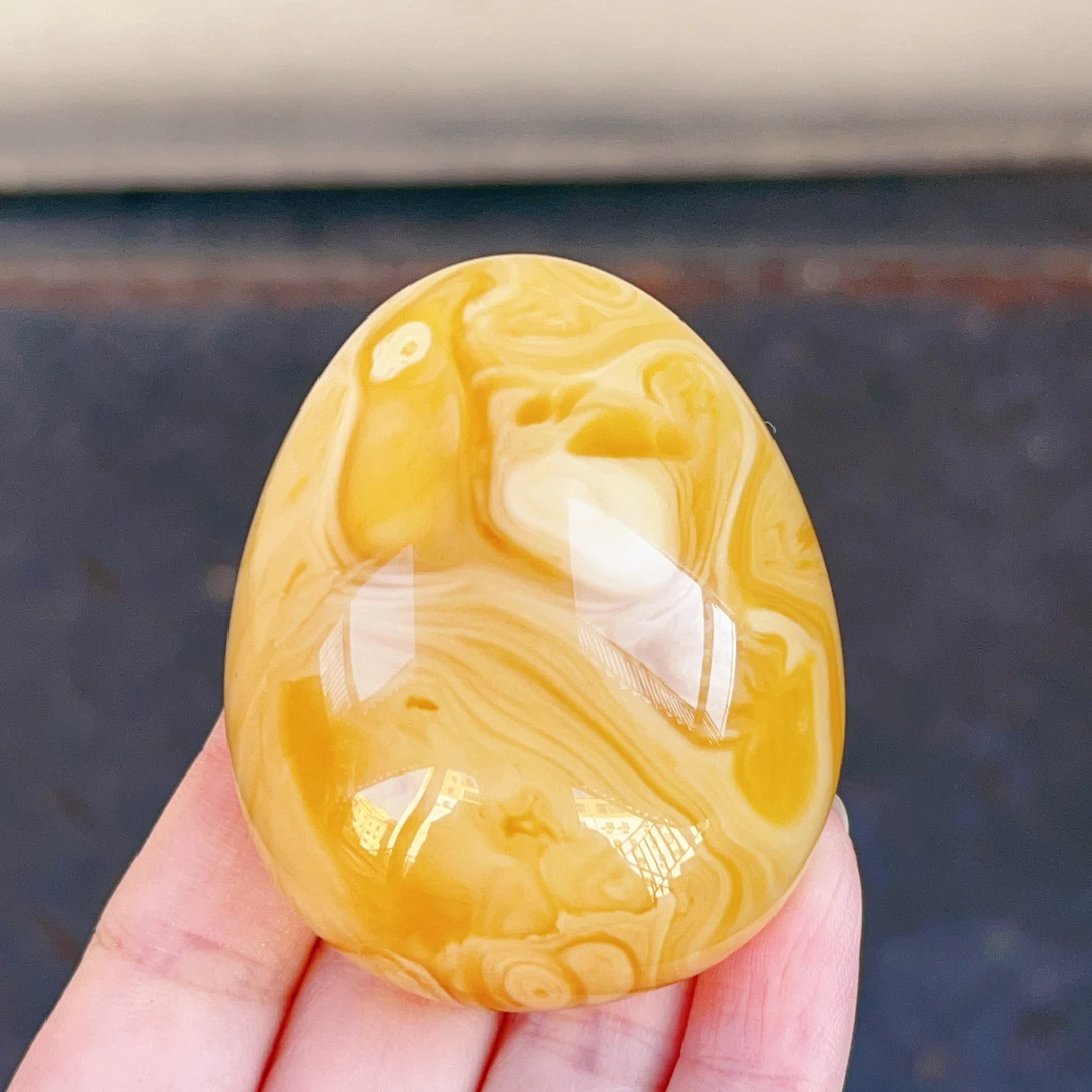 俄料奶咖黄白蜡妖花拉丝纹水滴吊坠，42克，尺寸59.5*49*24mm