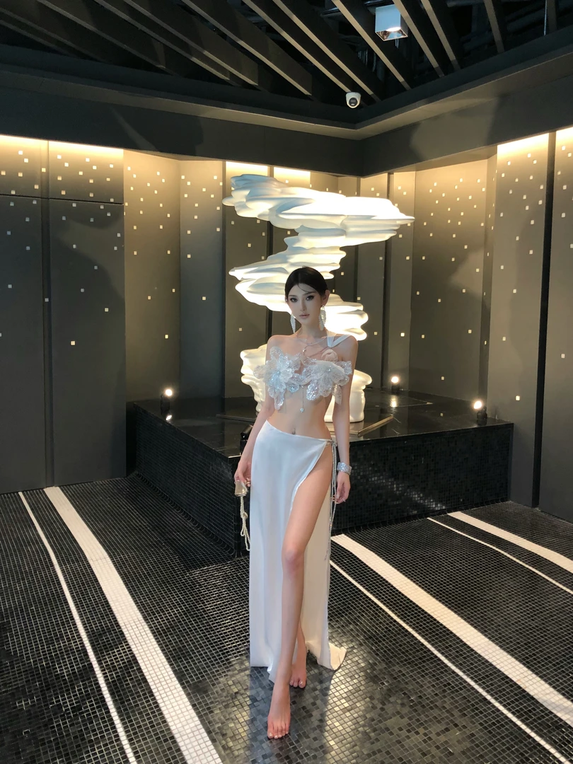 ChiclyNana  欧美性感辣妹两件套露背亮片上衣开叉纯色半身裙套装