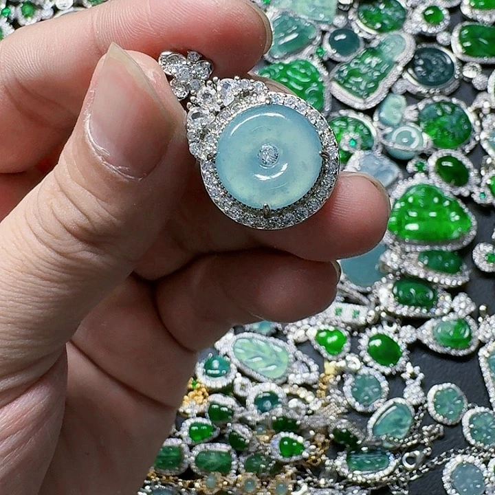 翡翠颈饰未镶嵌天然A货翡翠放漏