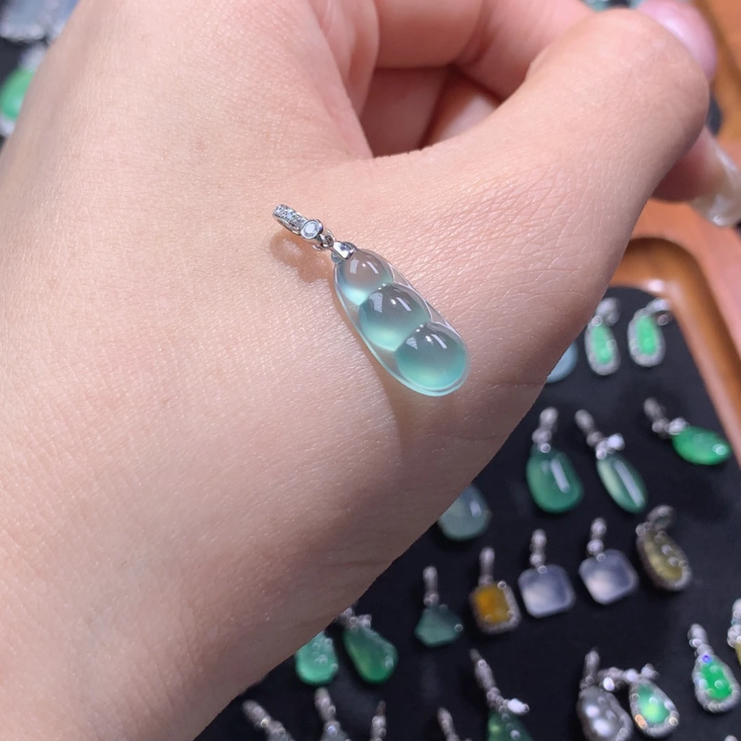 翡翠18K金镶嵌颈饰海蓝之谜 荧光福豆吊坠