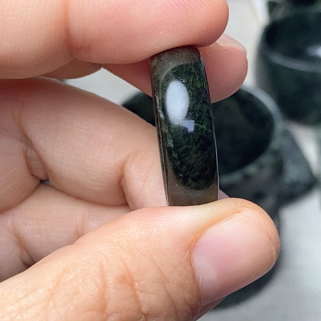 天***夜蛇纹石玉未镶嵌伤瑕