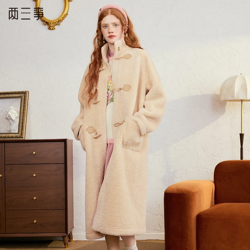 两三事慕斯假日 休闲牛角扣羊羔绒外套女中长S24DMN186