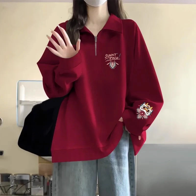 300斤大码减龄百搭酒红色半拉链卫衣秋冬加绒趣味印花Polo领上衣