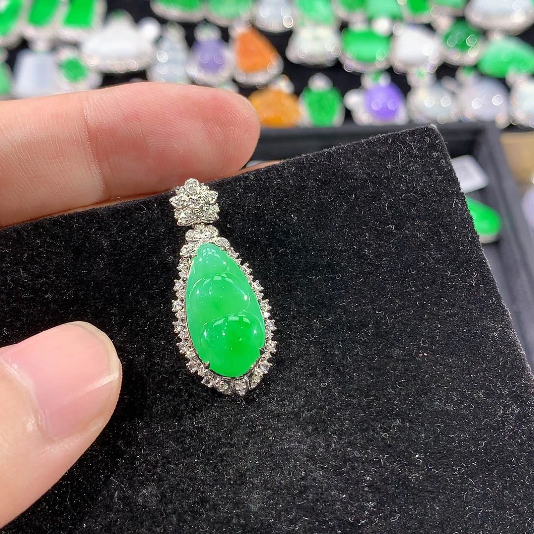 翡翠18K金镶嵌颈饰