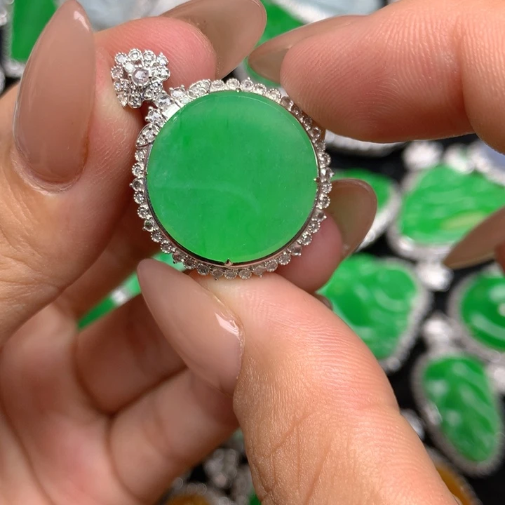 翡翠18K金镶嵌颈饰