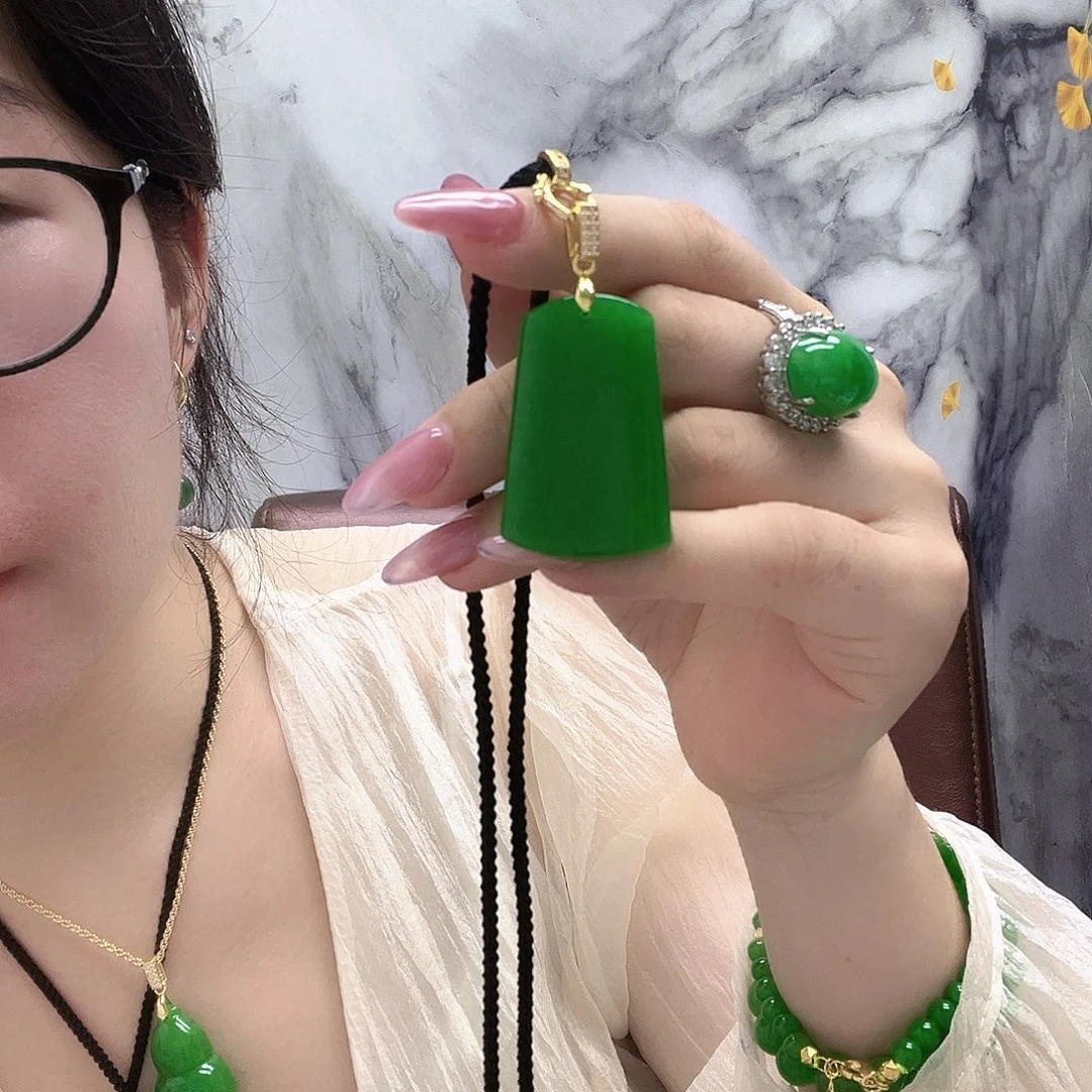 翡翠未镶嵌颈饰无事牌