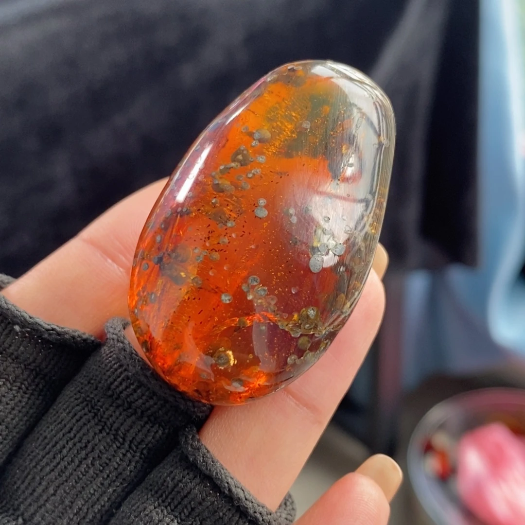 琥珀未镶嵌裸石变色龙带虫