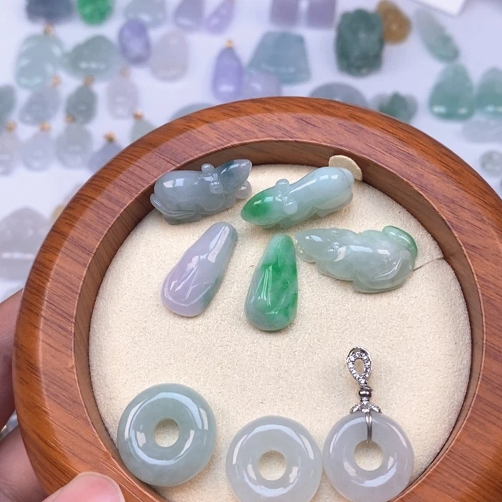 翡翠未镶嵌颈饰多样性发其一