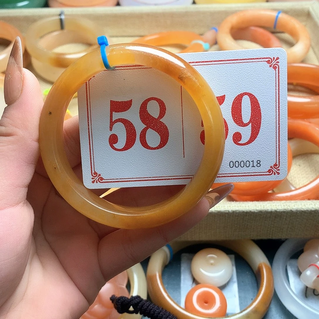 未镶嵌石英质玉（黄龙玉）手镯