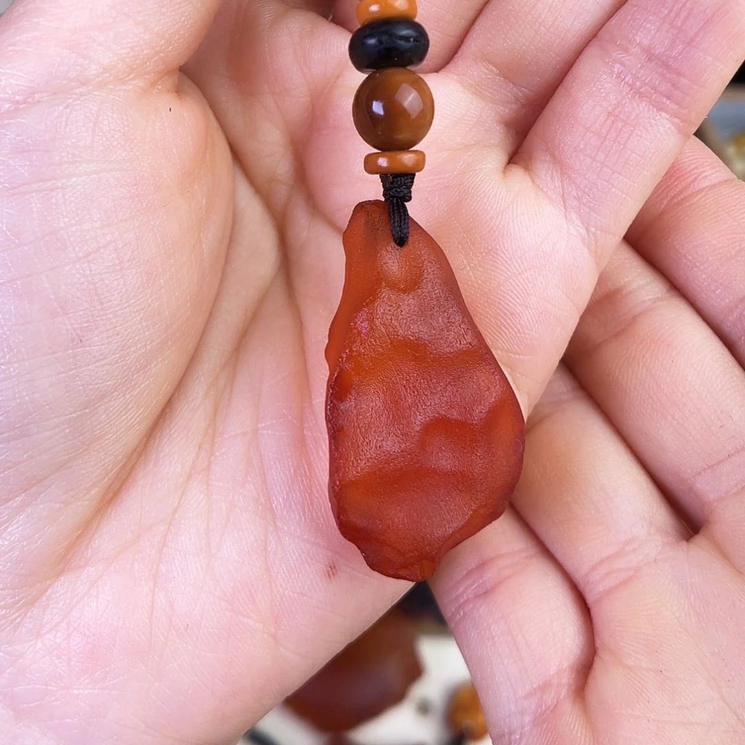 琥珀珠宝奇石未镶嵌。