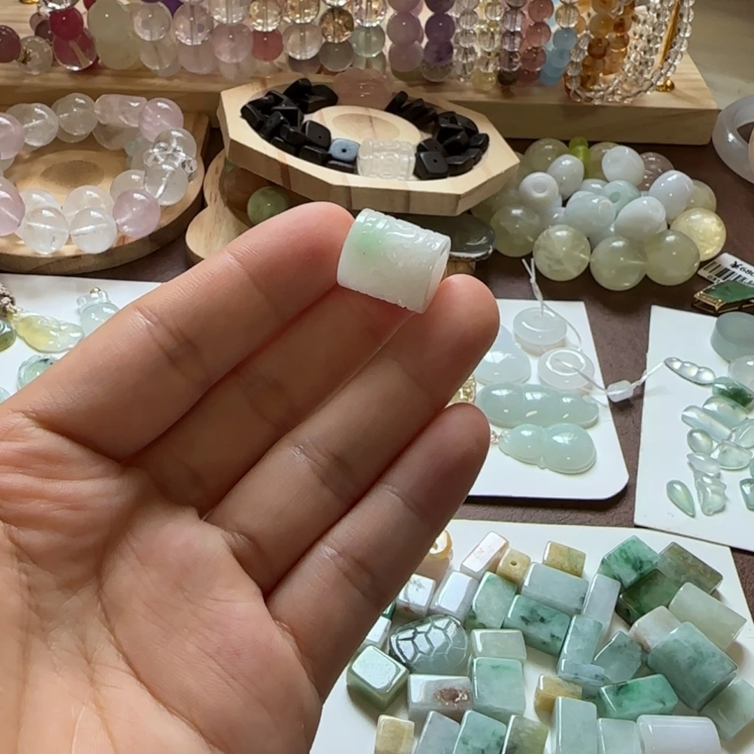 翡翠未镶嵌颈饰路路通