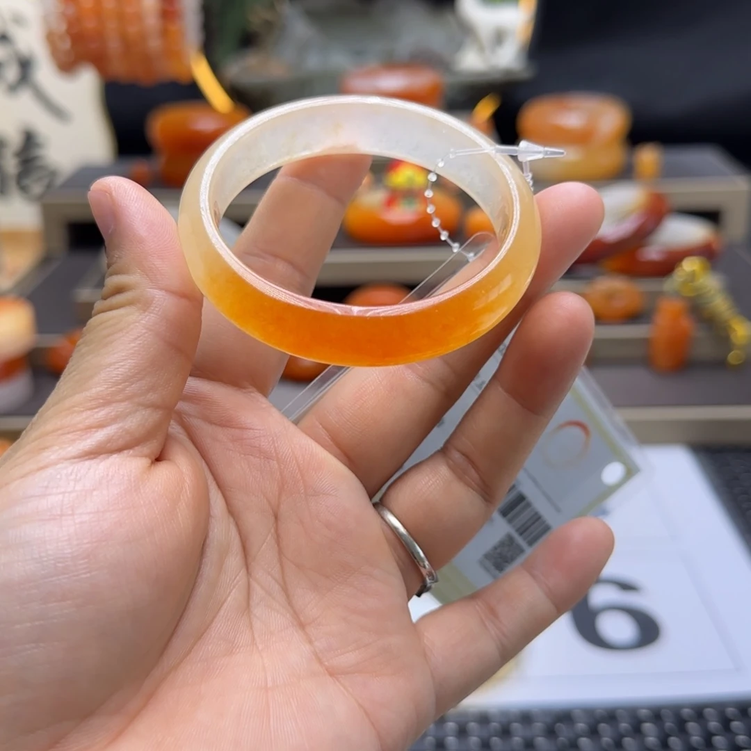 如***月未镶嵌石英质玉（黄龙玉）手镯