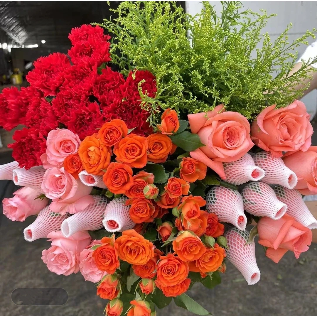 【爆款福利】粉玫瑰20枝+康乃馨10枝+橙色芭比3枝+配草云南鲜花花束