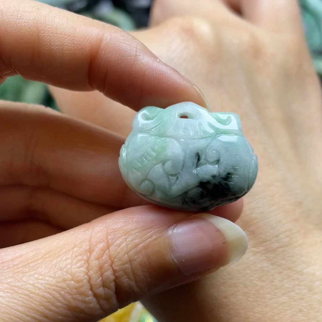 翡翠颈饰未镶嵌三**水牌子