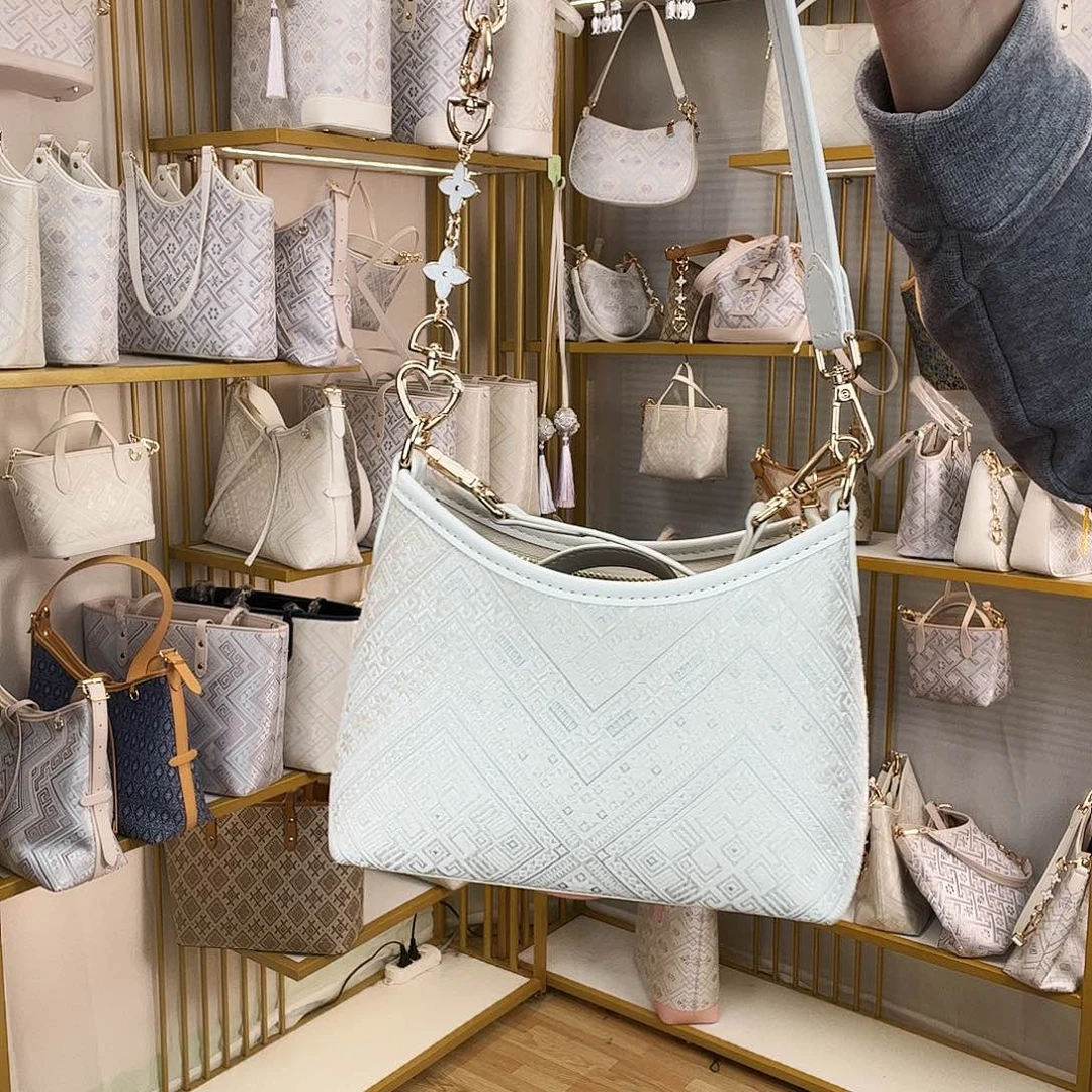 蚕丝素白几何小号流浪包