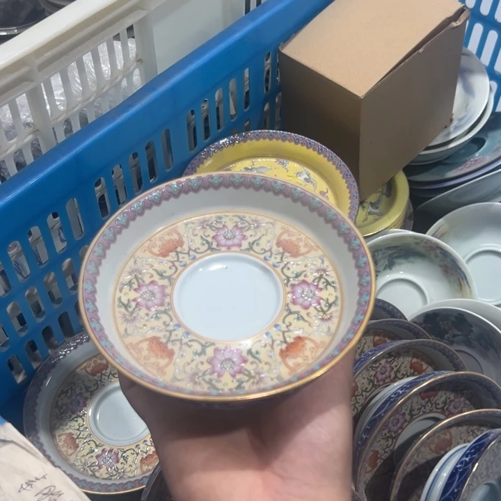 珐琅彩高足壶承微瑕