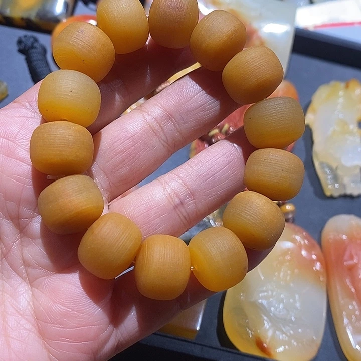 石英质玉（黄龙玉）未镶嵌颈饰