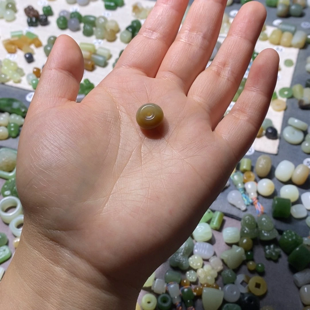 终***尘和田玉未镶嵌颈饰