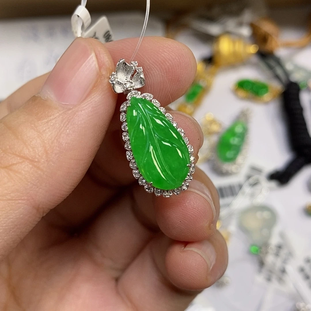 【闪购商品】18K金镶嵌戒指翡翠吊坠