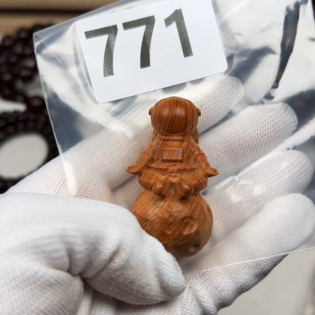 贡木其他崖柏太空人