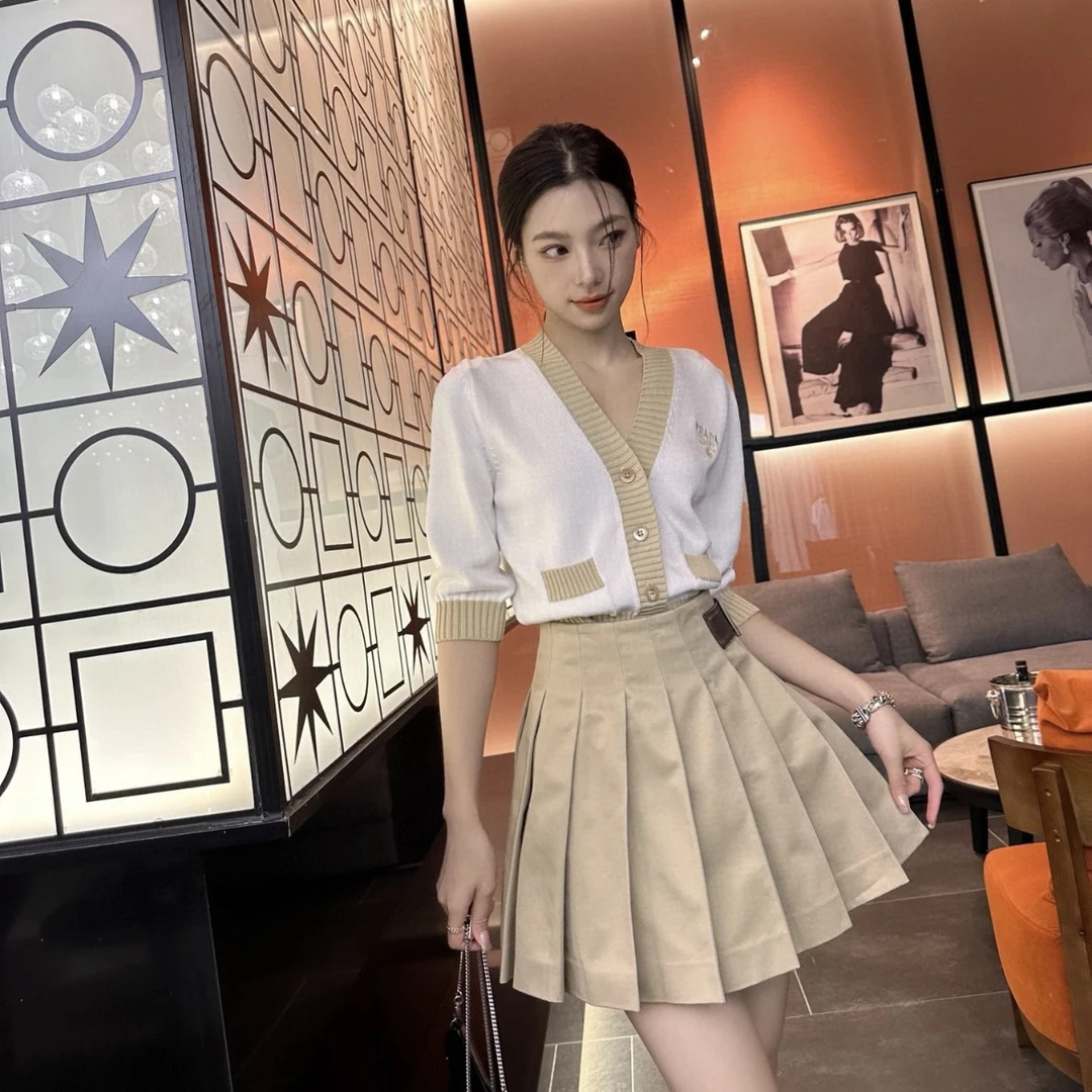 未使用 Prada/普拉达 针织三角logo棕白针织开衫 36码 GM004495