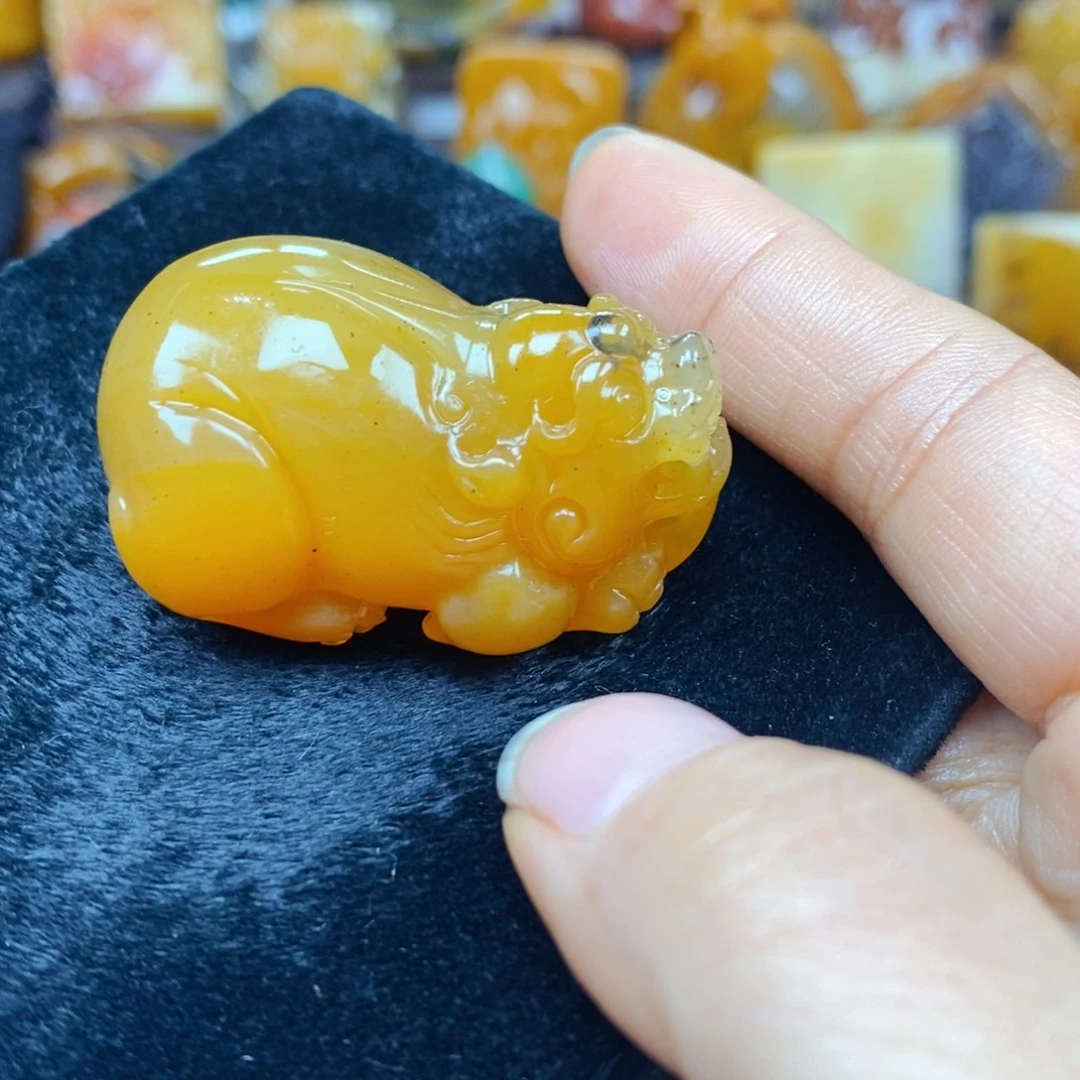 未镶嵌石英质玉（黄龙玉）颈饰
