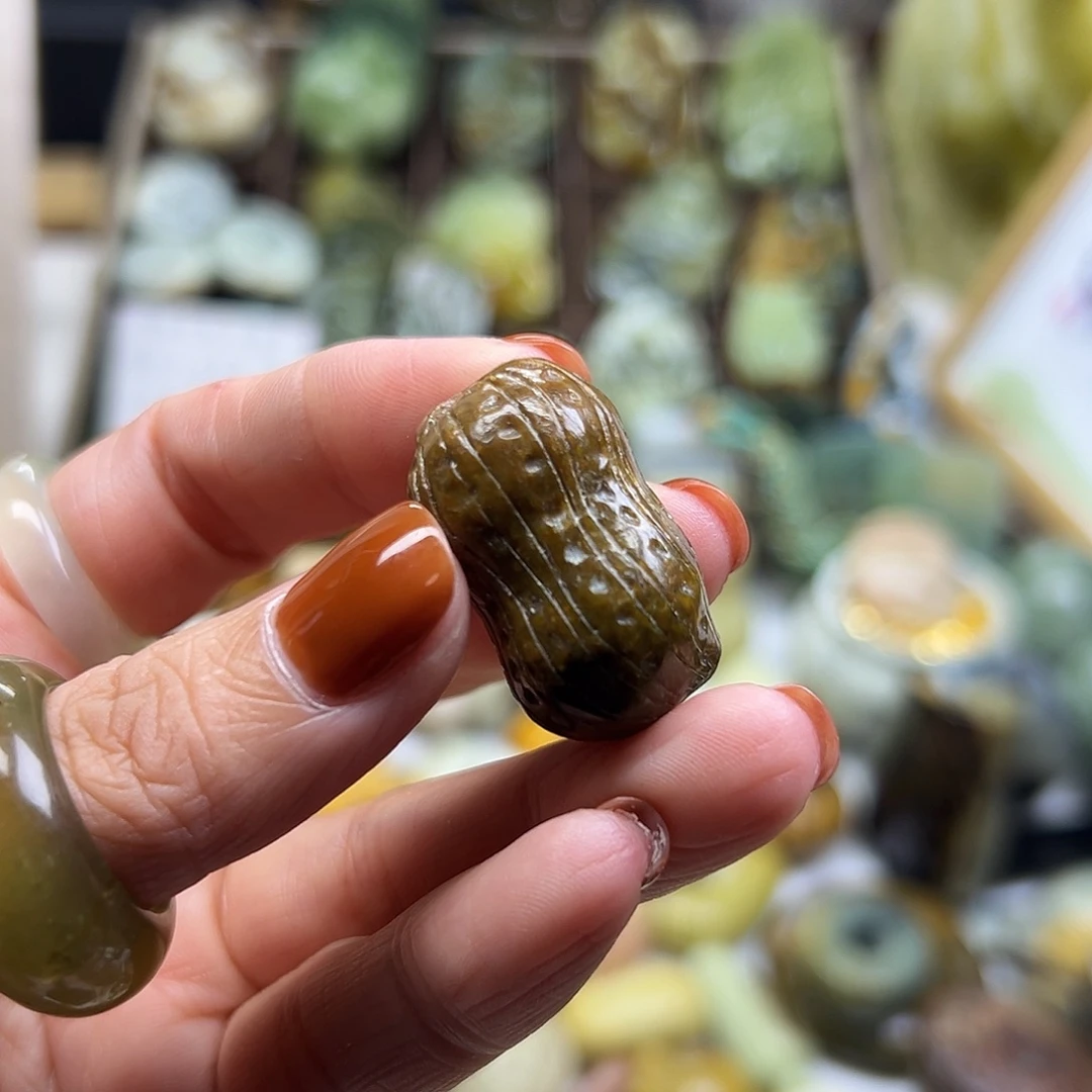 岫岩河磨玉（透闪石质玉）未镶嵌颈饰河磨玉花生