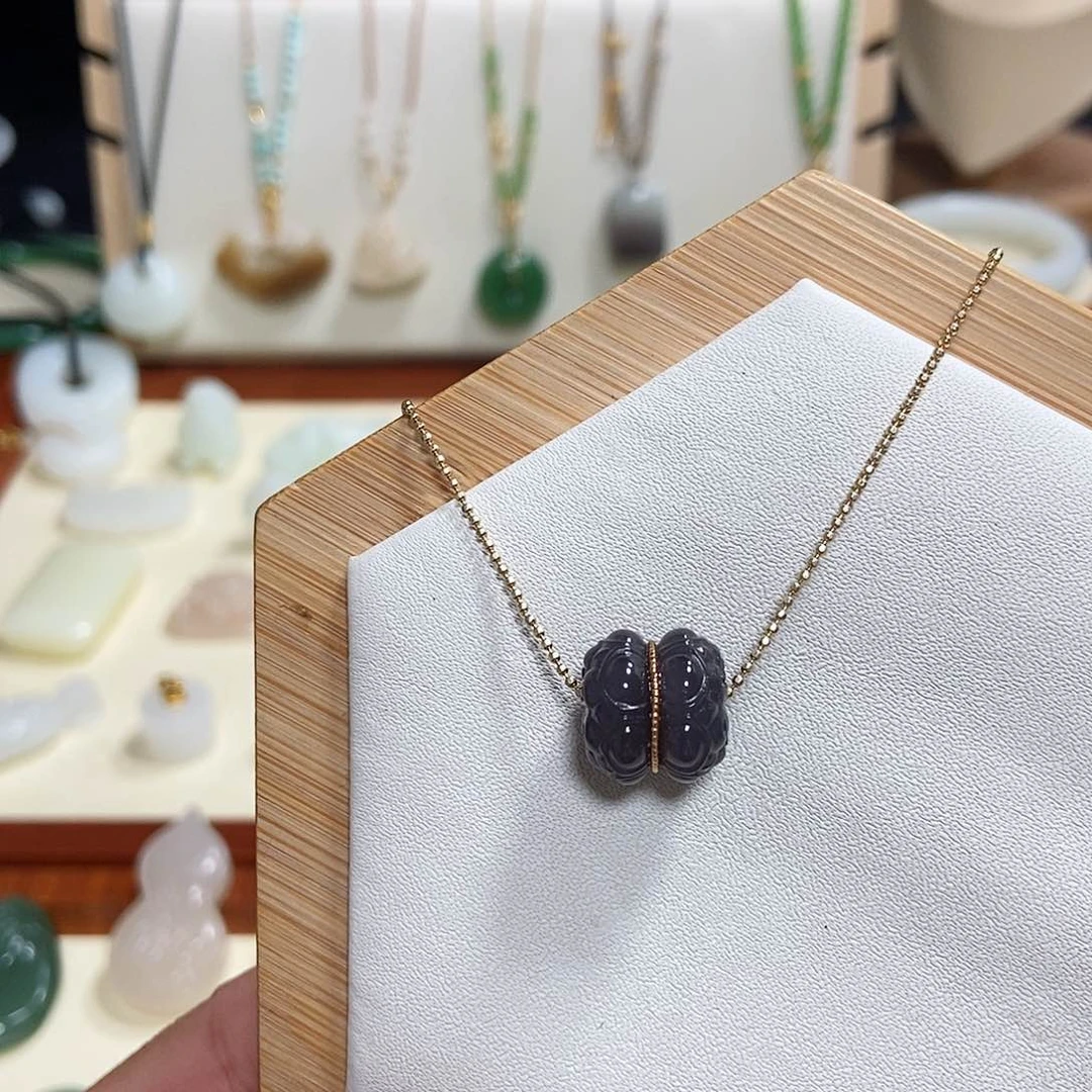 和田玉18K金镶嵌吊坠(赠链)