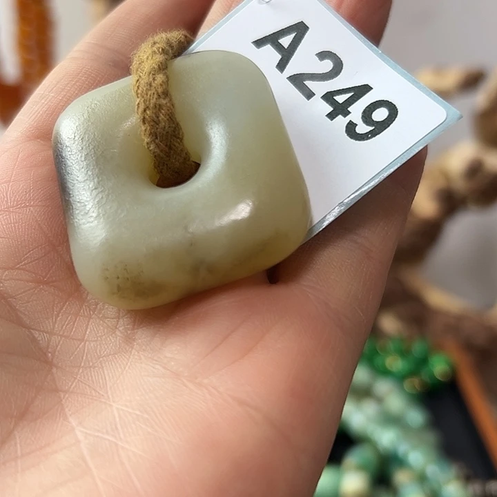 独***生颈饰未镶嵌和田玉（糖玉）