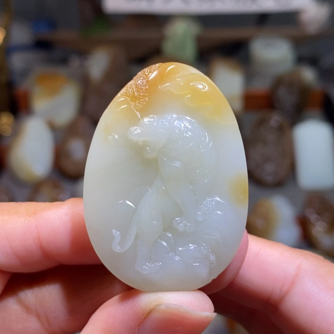 颈饰未镶嵌和田玉（糖玉）上山虎