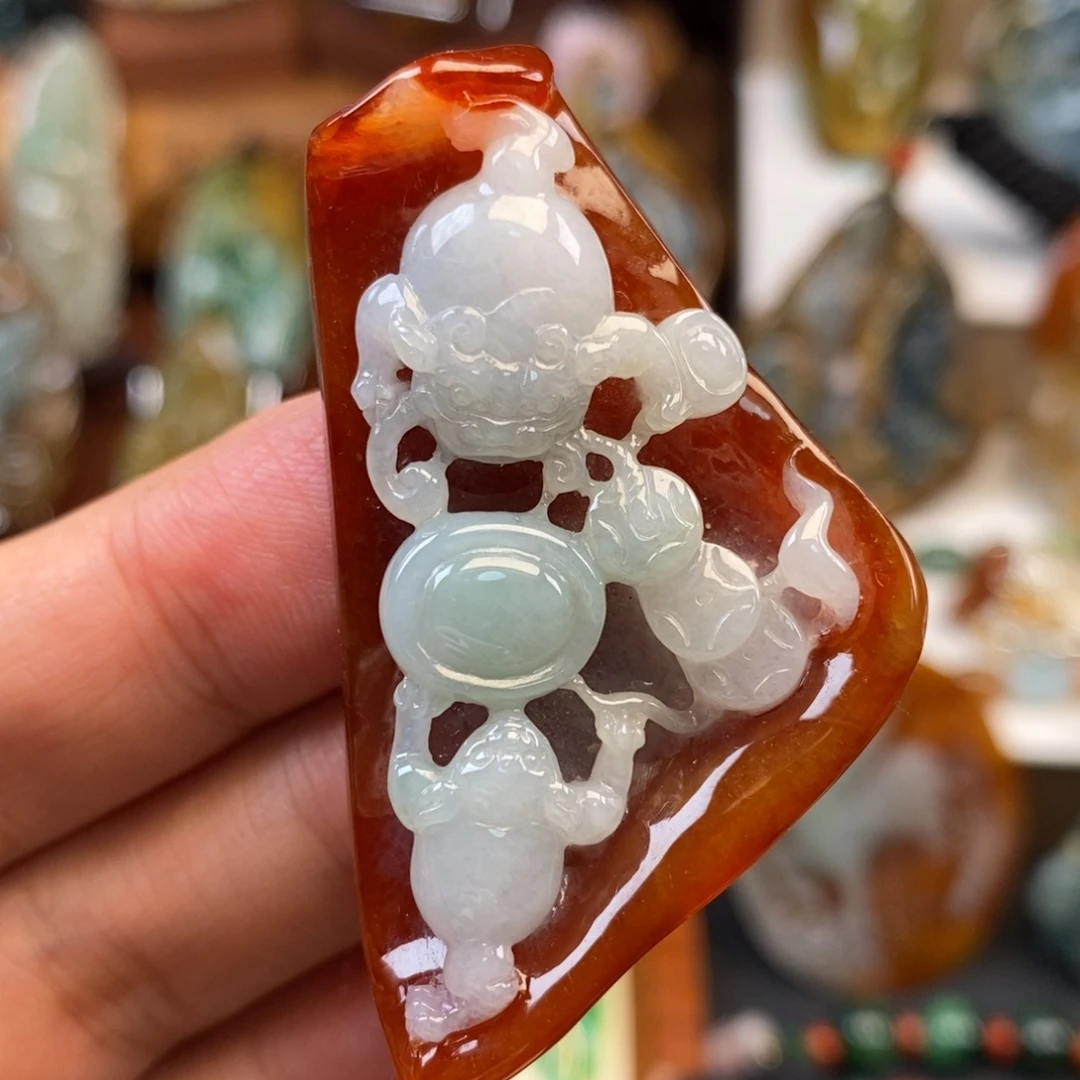 翡翠未镶嵌颈饰呱呱来财