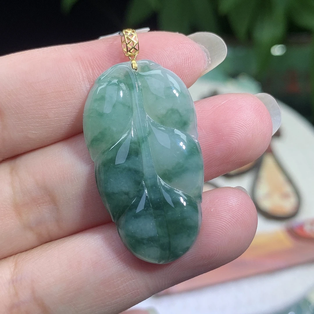 5.71g天然翡翠A货水润飘绿叶子18k金扣头吊坠35.6×20×4.2mm