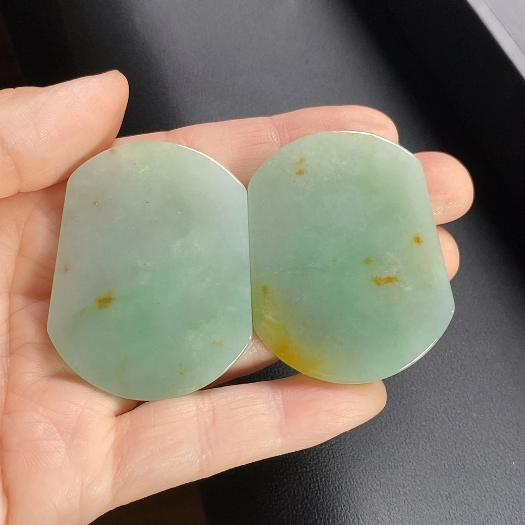 翡翠未镶嵌颈饰吊坠一对