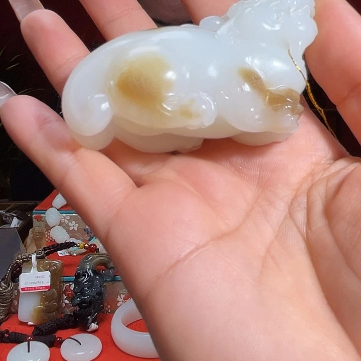 未镶嵌和田玉（糖玉）挂件八*。