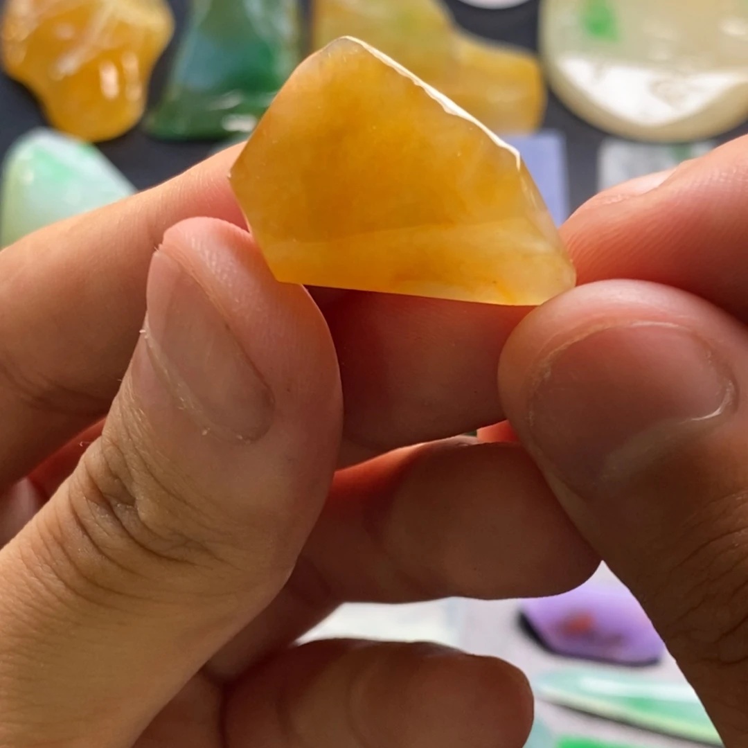 定制翡翠未镶嵌冰黄翡鸡油黄立体吊坠