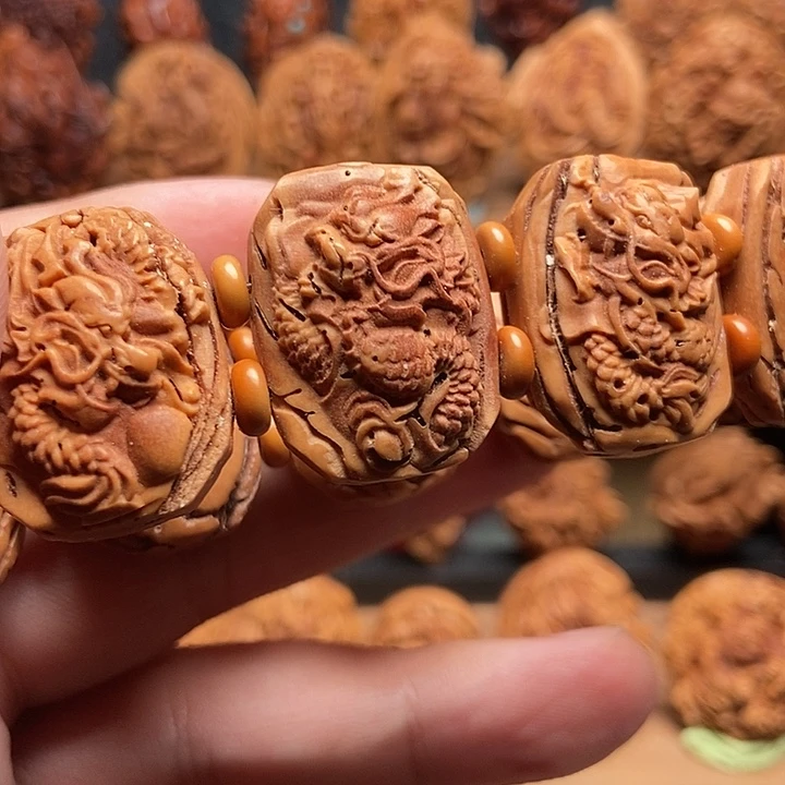 桃核浮雕明王手牌