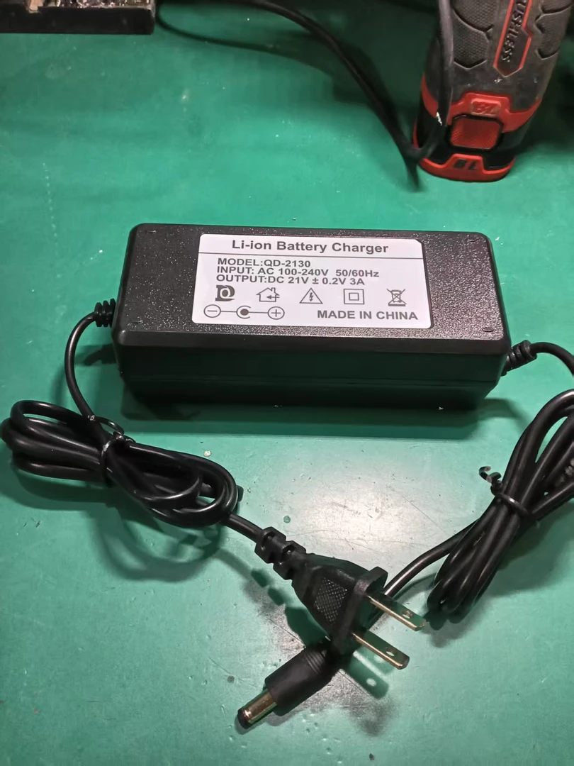 锂电池充电器21V3A
